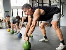 Workout Gym Dengan Kombinasi Yoga Untuk Fleksibilitas Dan Kekuatan Otot Tubuh