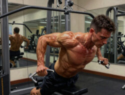 Gerakan Tricep Pushdown untuk Detail Otot Lengan yang Tajam